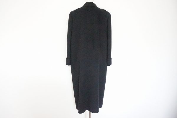 買取したレリアンの黒のロングコートのバックデザイン