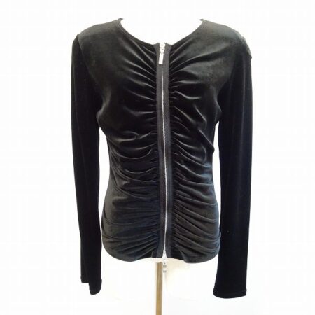 落ち着いた黒が印象的なフォクシーニューヨークのカーディガン