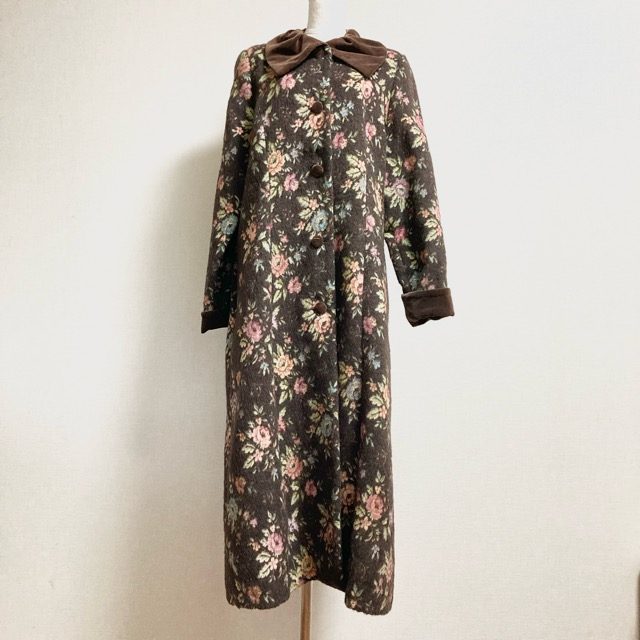 コーデの主役になること間違いナシ！バラ色の暮らしのコートをお買取