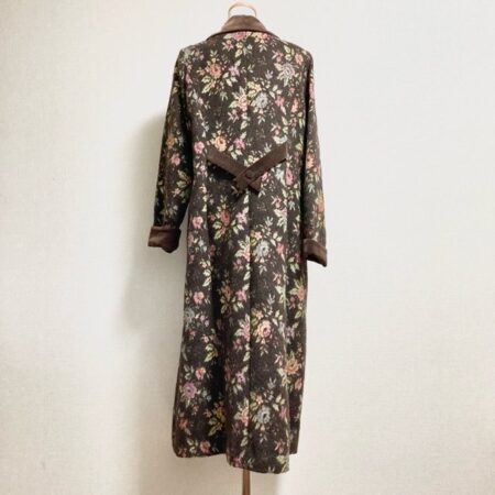 買取したバラ色の暮らしのロングコートのバックデザイン