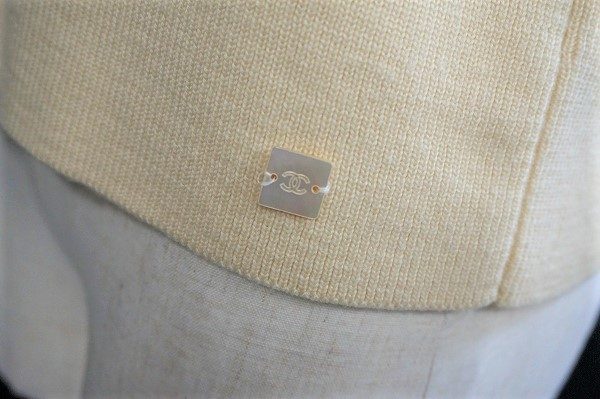 お買取したシャネルのニットのロゴ