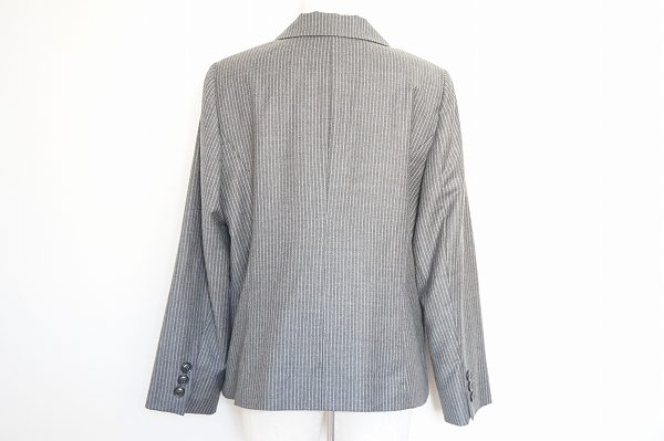 買取したエルミダのグレーカラージャケットのバックデザイン 買取したエルミダのグレーカラージャケットのバックデザイン