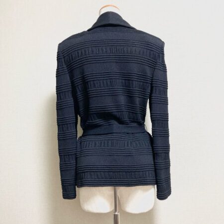 買取したセントジョンのベルト付きニットジャケットのバックデザイン 買取したセントジョンのベルト付きニットジャケットのバックデザイン