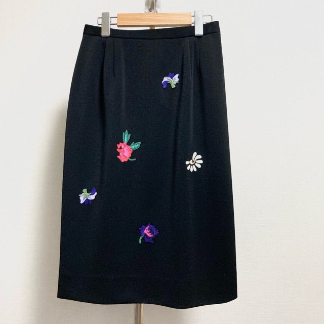 【ミズレイコ】お花の刺繍が映える黒スカートをお買取しました