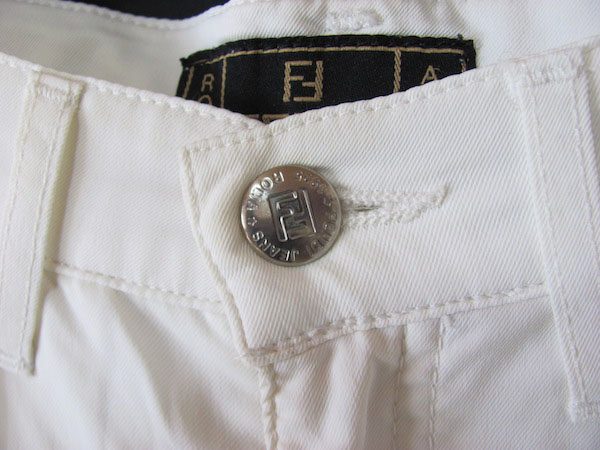 お買取したフェンディのパンツのボタン