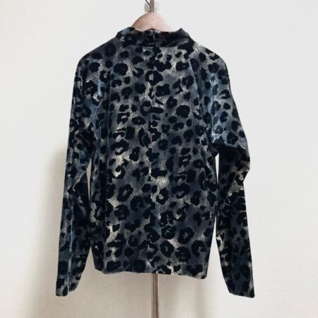 買取したヒロココシノのベロア調ヒョウ柄ハイネックのバックデザイン 買取したヒロココシノのベロア調ヒョウ柄ハイネックのバックデザイン
