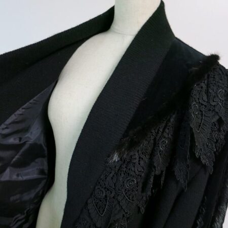 買取したノンノンドールのニットコートの胸元デザイン