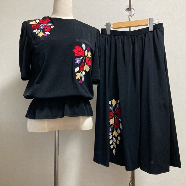 花刺繍が黒地に映える！ミズレイコのセットアップをお買取りしました