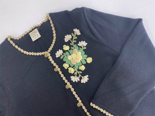 胸元の花柄が可愛く女性らしいソワレドヒロミのニットをお買取