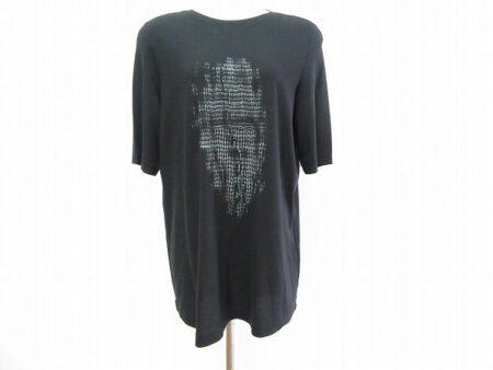 シンプルな黒がお洒落なビーシーアミのTシャツ