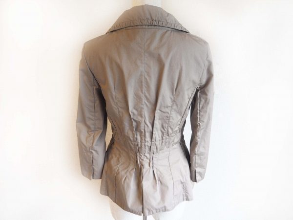 買取したニナリッチのカーキカラージャケットのバックデザイン 買取したニナリッチのカーキカラージャケットのバックデザイン
