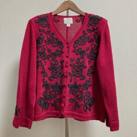 花の刺繍が女性らしいロイヤルアルパカのカーディガン 花の刺繍が女性らしいロイヤルアルパカのカーディガン