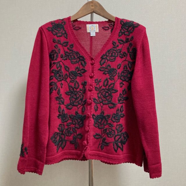 花の刺繍が女性らしいロイヤルアルパカのカーディガンがお買取