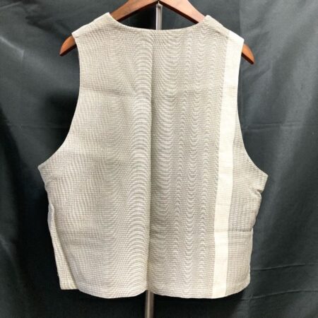 買取したイズクラアキヒコのベストのバックデザイン