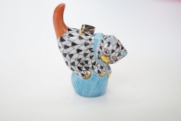 毛糸にじゃれる猫が可愛い！へレンドの陶磁器ペンダントトップ買取品