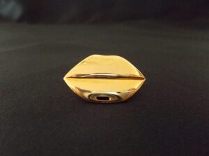 買取で人気のソニアリキエルのアクセサリーのリップモチーフピンブローチ