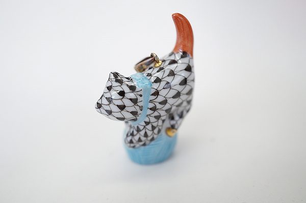 陶磁器ブランドの最高峰ヘレンドの愛らしい猫ちゃんのペンダントトップの買取品