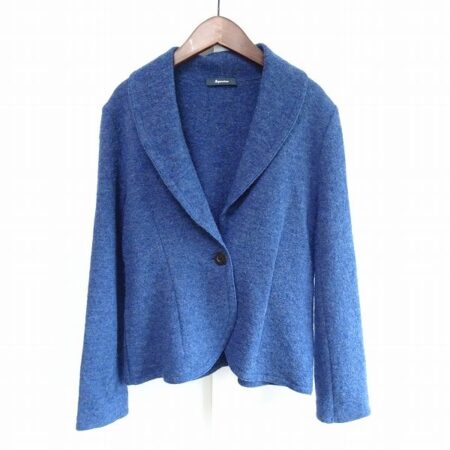 落ち着いた青色が大人の女性らしいアクアスキュータムのジャケット 落ち着いた青色が大人の女性らしいアクアスキュータムのジャケット