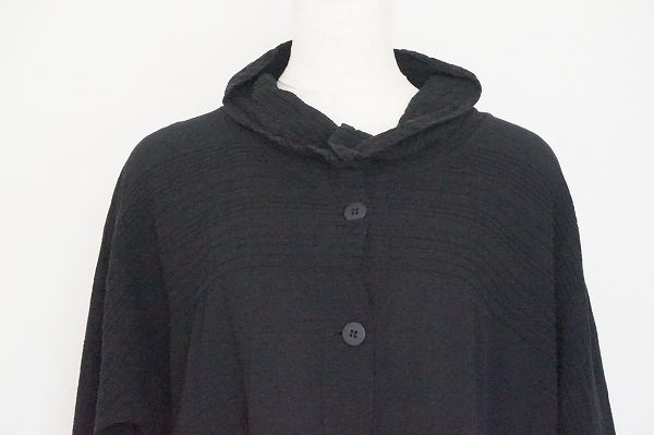 買取したイッセイミヤケのカーディガンの首元デザイン 買取したイッセイミヤケのカーディガンの首元デザイン