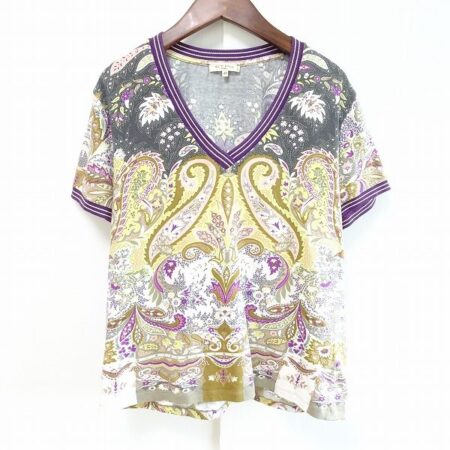 華やかなカシミール紋様が目を引くエトロのTシャツ