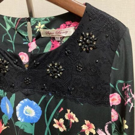 買取したスーパービューティーのワンピースの襟元