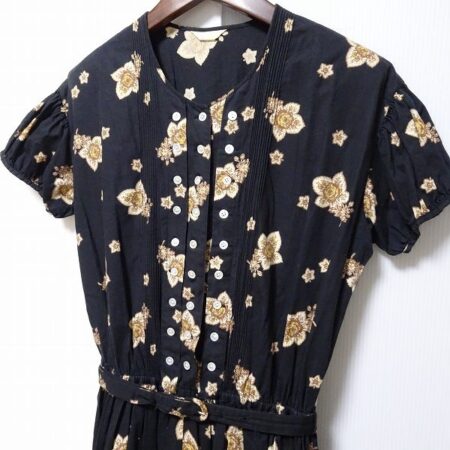 買取したピンクハウスの黒地の花柄ワンピースの襟元部分 買取したピンクハウスの黒地の花柄ワンピースの襟元部分