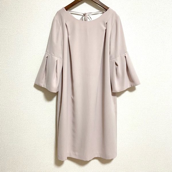 袖口のデザインがかわいいローズティアラのピンクワンピースをお買取しました