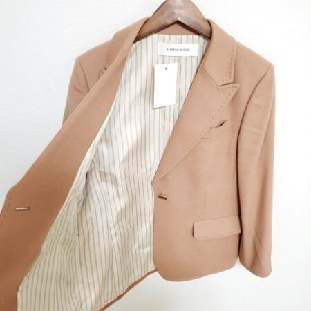 買取したラピーヌのピンクベージュカラーのカシミヤジャケットの裏地