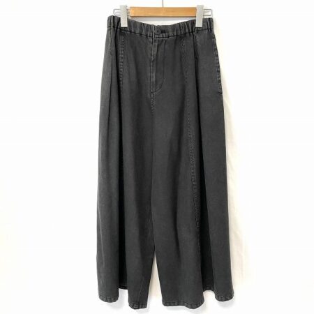 黒色が魅力的なメフウセンソユニコのワイドパンツ
