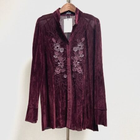 紫色がお洒落で上品なシャミーのブラウス