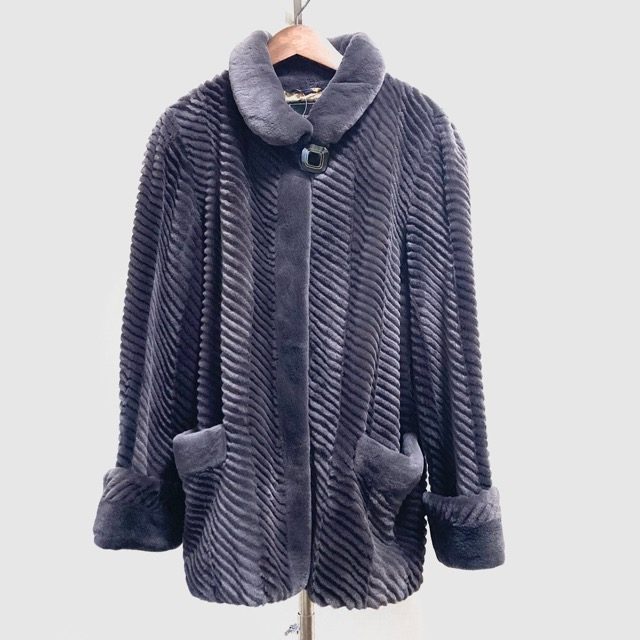 高級感溢れつつお洒落な色合いなサガミンクのコートをお買取りしました