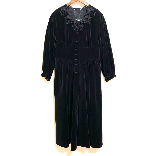 ミステリアスな黒色が魅力的なバラ色の暮しのワンピースをお買取