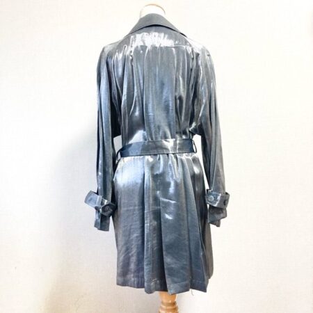買取したラピーヌのシルバーカラーのベルト付きコートのバックデザイン