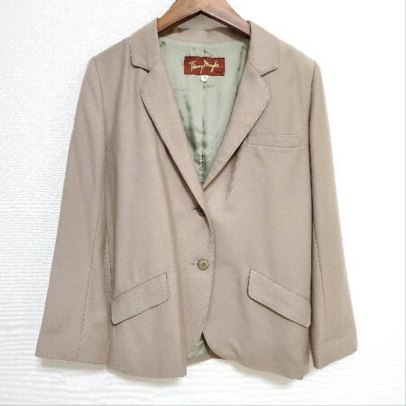 シンプルなデザインがお洒落なティエリーミュグレーのジャケット シンプルなデザインがお洒落なティエリーミュグレーのジャケット