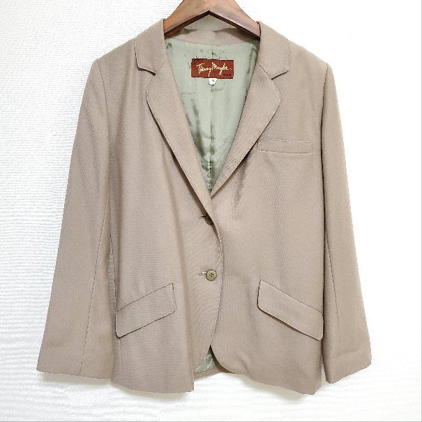 シンプルなデザインがお洒落なティエリーミュグレーのジャケットをお買取