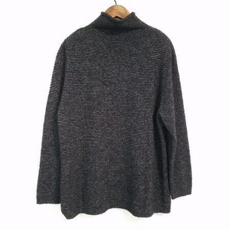 買取したビーシーアミのハイネックセーターの後ろ姿
