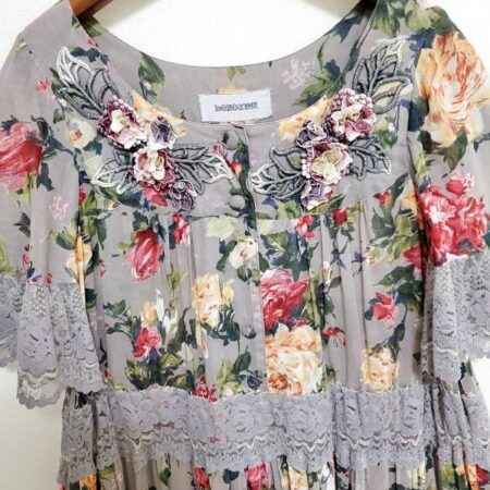 買取したドロシーの花柄ワンピースの襟元 買取したドロシーの花柄ワンピースの襟元