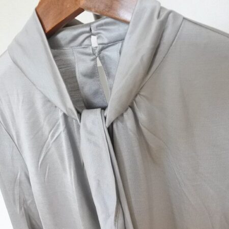買取したレリアンのライトグレーカラーリボン付きのカットソーのリボン部分 買取したレリアンのライトグレーカラーリボン付きのカットソーのリボン部分