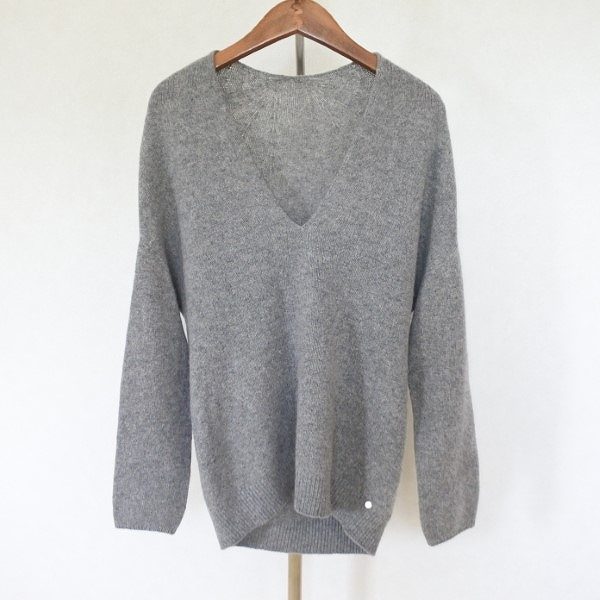グレーで大人おしゃれなアイテムのパラスパレスのVネックニットをお買取