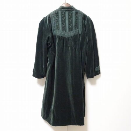 買取したバラ色の暮しのベロア素材ワンピースのバックデザイン