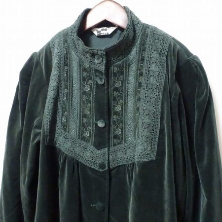 買取したバラ色の暮しのベロア素材ワンピースの襟元デザイン