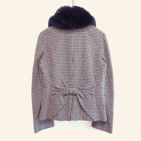 買取したインゲボルグの千鳥格子柄のファー付きジャケットのバックデザイン