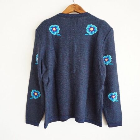 買取したロイヤルアルパカの花刺繍のカーディガンのバックデザイン 買取したロイヤルアルパカの花刺繍のカーディガンのバックデザイン