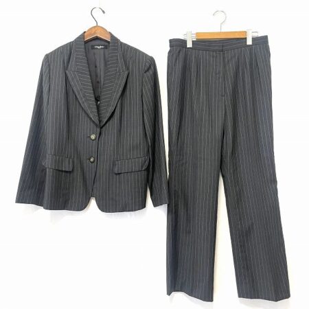 ストライプ柄がクールなリリアンビューティのパンツスーツ