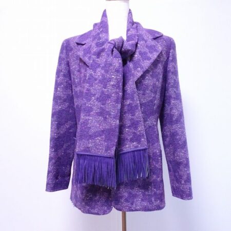 高貴な紫が印象的な銀座マギーのジャケット