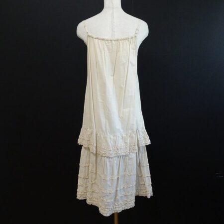 買取したピンクハウスのレースワンピースのバックデザイン 買取したピンクハウスのレースワンピースのバックデザイン