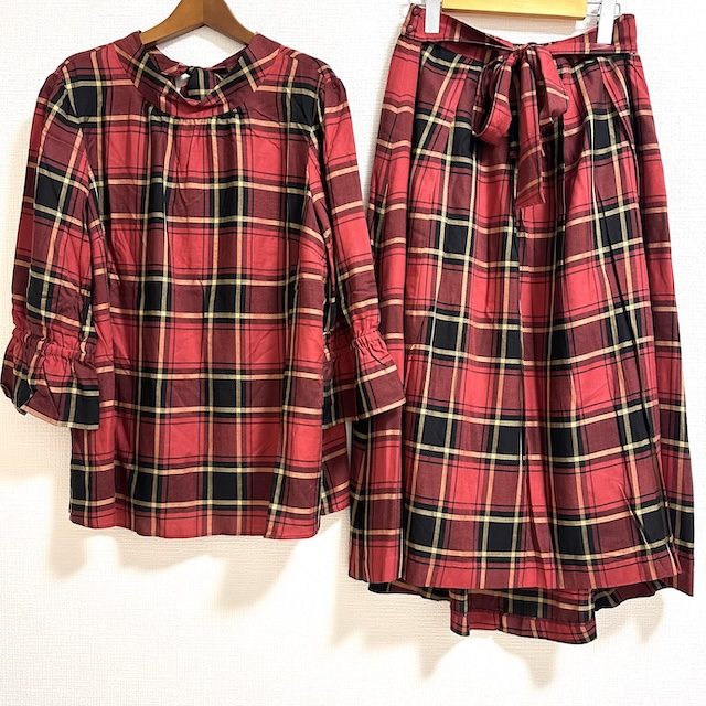 赤チェックがカジュアルでかわいいローズティアラのセットアップをお買取