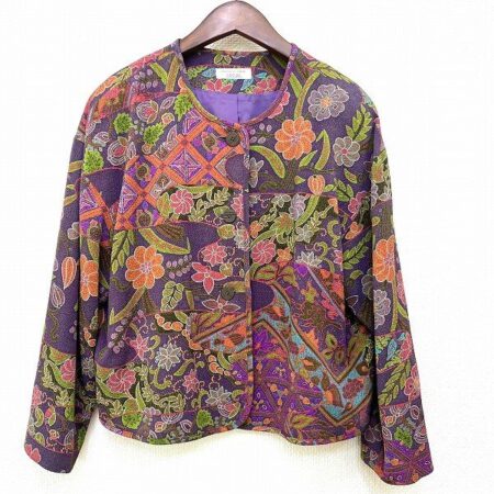 華やかな花柄が女性らしい三年坂のジャケット