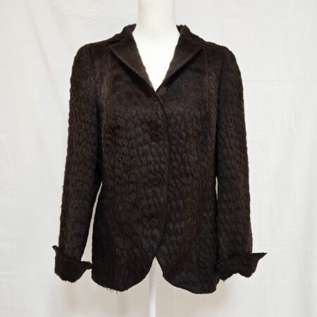 洗練されたデザインが魅力的なアクリス のジャケット