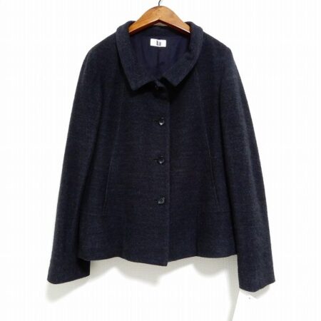 紺色がお洒落で魅力的なイービーのジャケット